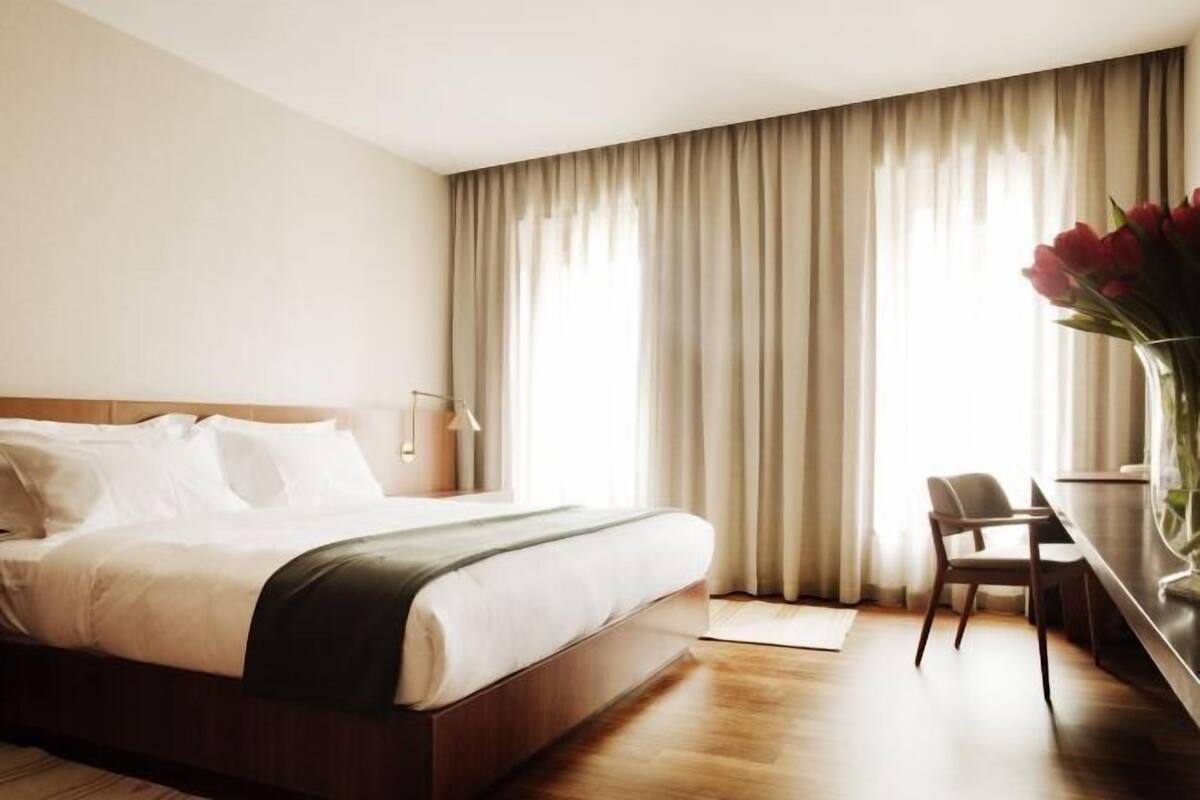 Egyptian cotton sheets, premium bedding, minibar, in-room safe