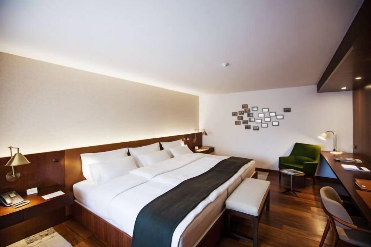 Egyptian cotton sheets, premium bedding, minibar, in-room safe