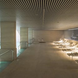 Sisäuima-allas, aurinkotuoleja