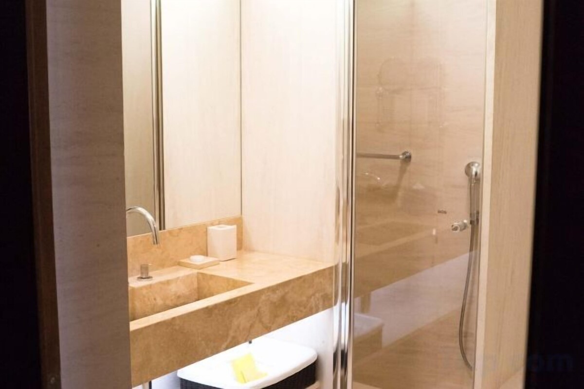 Bathroom | Separate tub and shower, deep soaking tub, free toiletries, hair dryer
