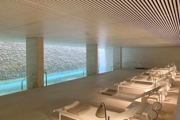 Alberca techada y camastros