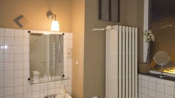 Combined shower/bathtub, hair dryer