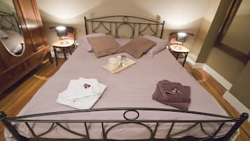 1 bedroom, desk, iron/ironing board, cots/infant beds