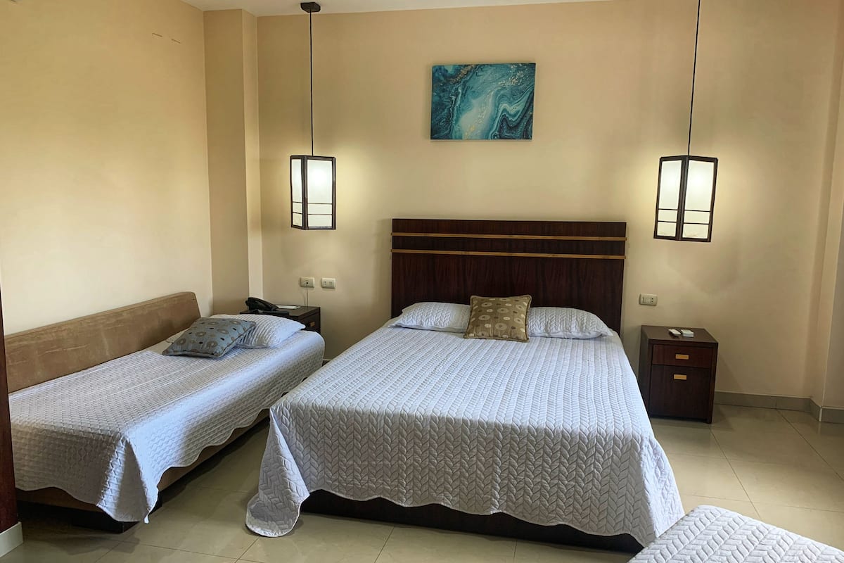Quadruple Executive Room | Una cassaforte in camera, una scrivania, Wi-Fi gratuito, lenzuola