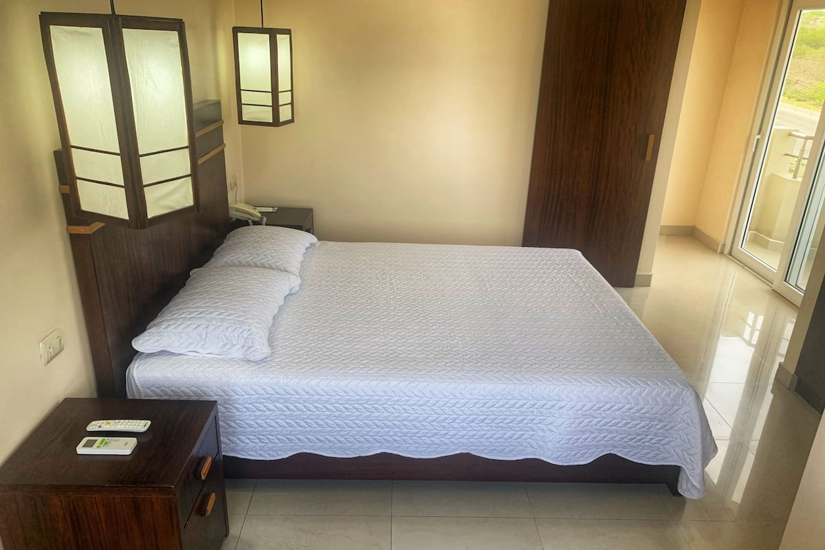 Corner Executive Room | Una cassaforte in camera, una scrivania, Wi-Fi gratuito, lenzuola