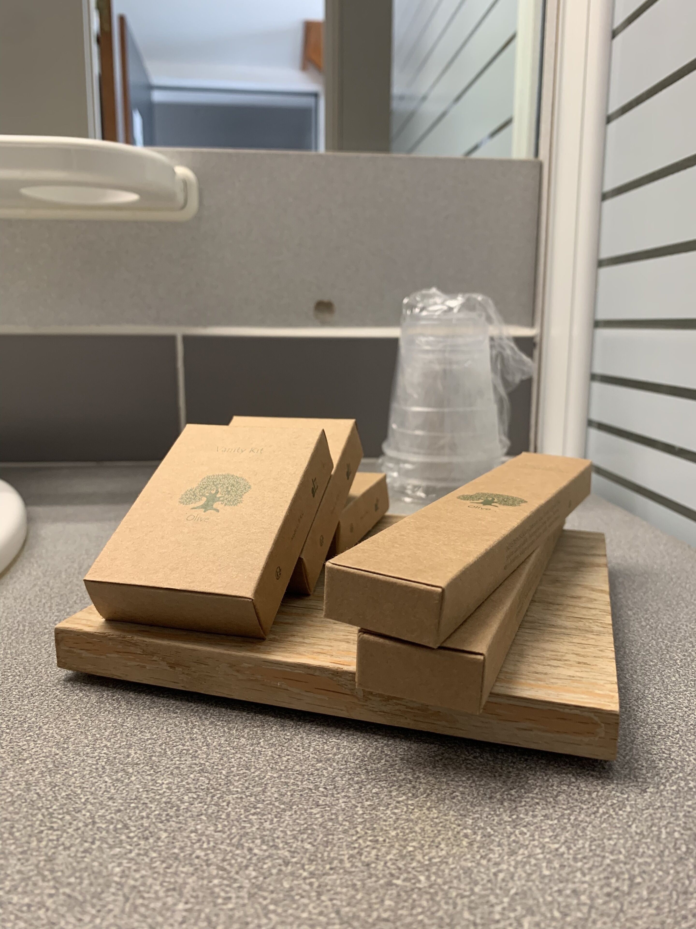 combined shower/bathtub, free toiletries, towels