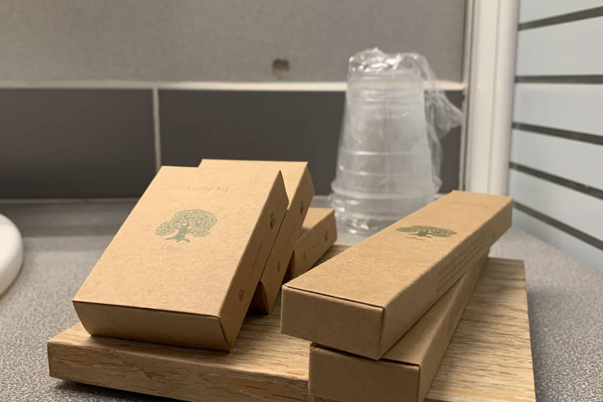 combined shower/bathtub, free toiletries, towels