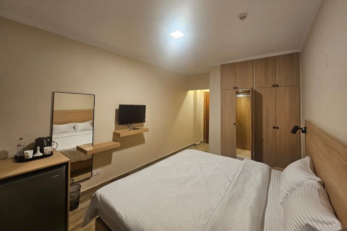 Chambre Simple Standard, vue ville | Minibar, coffres-forts dans les chambres, bureau, Wi-Fi gratuit