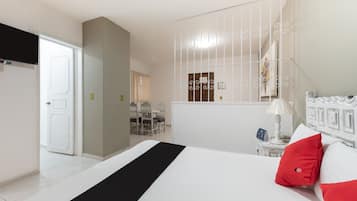 Deluxe Studio Suite | Private kitchen | Fridge, microwave, stovetop, cookware/dishes/utensils