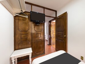 Deluxe Apartment, 2 Bedrooms, Kitchenette, Tower | Down comforters, desk, free WiFi, bed sheets - Suites Internacional (Zapopan)