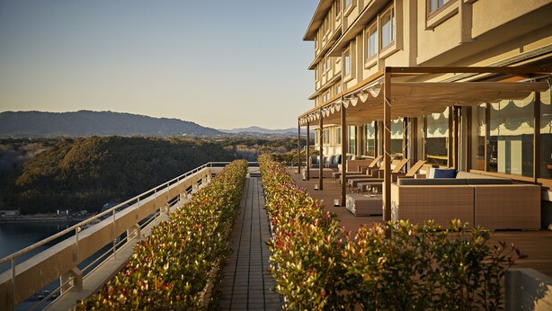 A hotel balcony with a view of a river and mountains. - Shima Kanko Hotel The Classic (Shima)