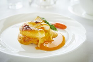 Un plato con un pastel y salsa.