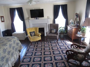 Ropa de cama de alta calidad, muebles diferentes y escritorio 