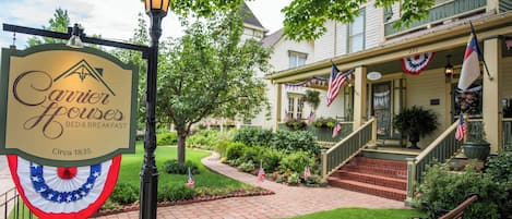 Fachada de la propiedad