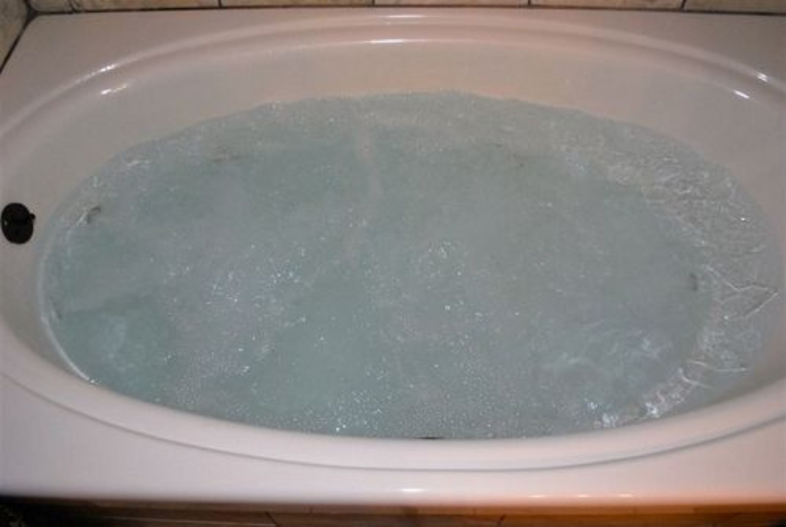 Une baignoire remplie d’eau claire.