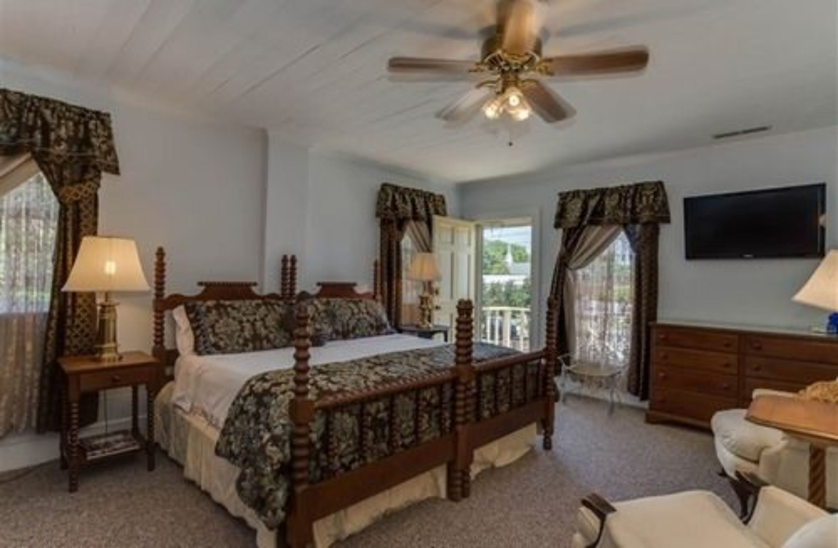 Room | Premium bedding, individually furnished, desk, blackout drapes