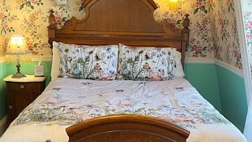 Petite Queen Room | ๊ฐ๊ฐ ๋ค๋ฅธ ์คํ์ผ์ ์ธํ
๋ฆฌ์ด, ๊ฐ๊ฐ ๋ค๋ฅด๊ฒ ๊ฐ๊ตฌ ๋น์น, ์ฑ
์, ๋ฌด๋ฃ WiFi