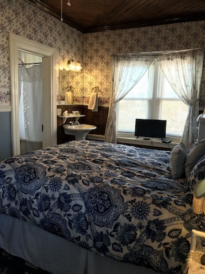 Petite Queen Room