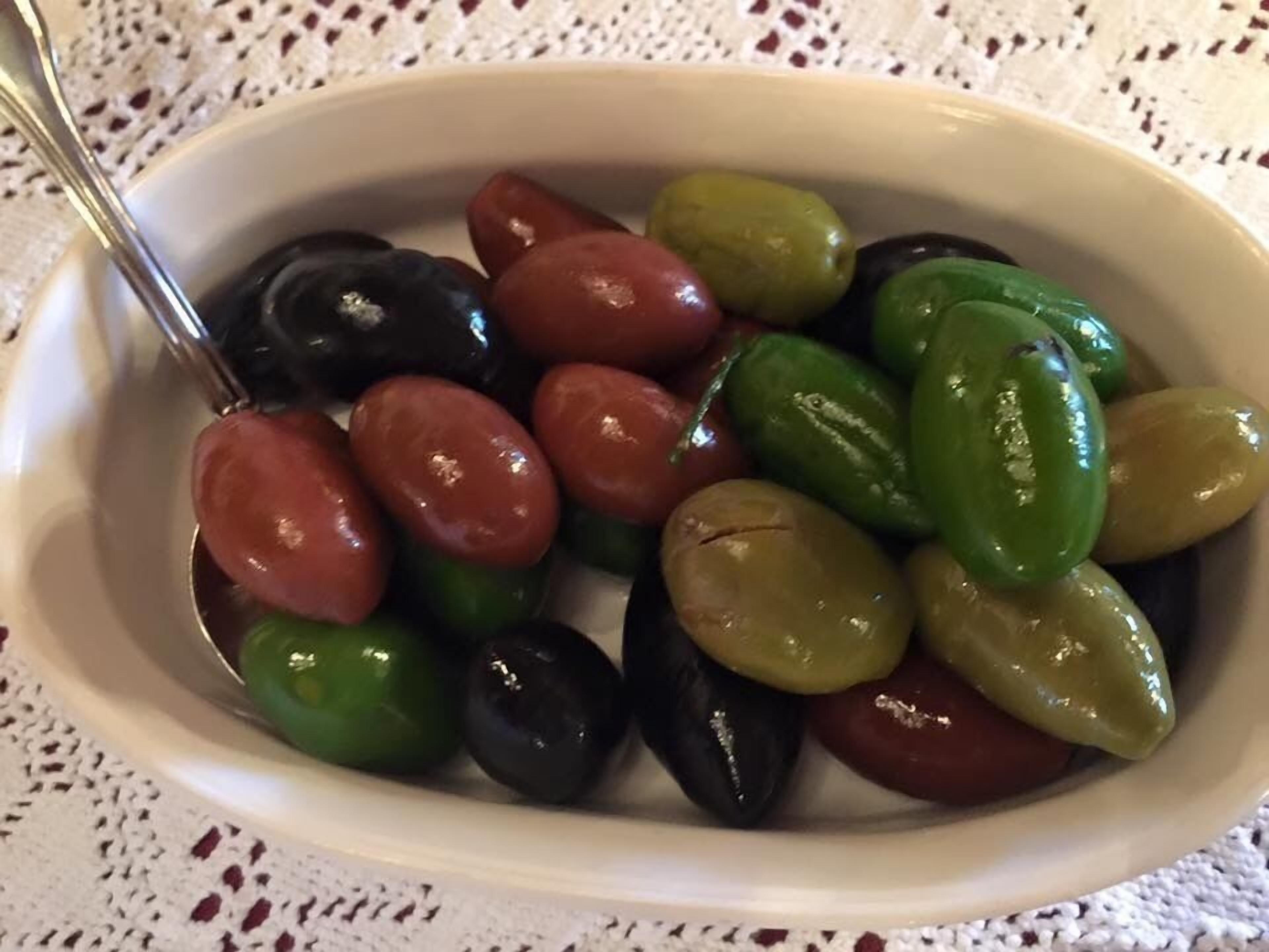 A bowl of olives.