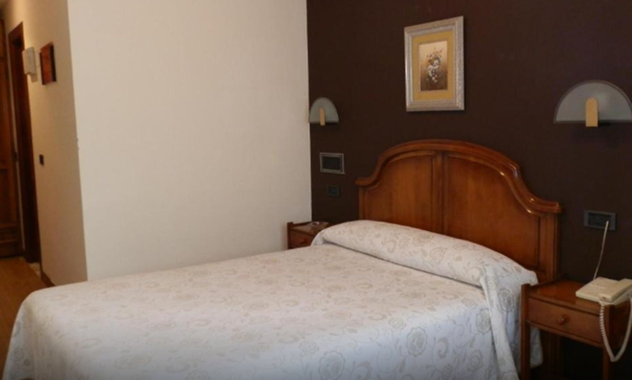 In-room safe, desk, free WiFi