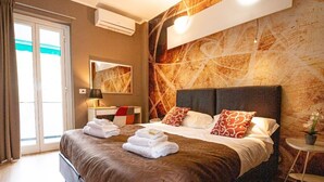 A modern hotel room with a large bed, a small table, and a view of the outdoors. - Hotel Sereno (Sestri Levante)