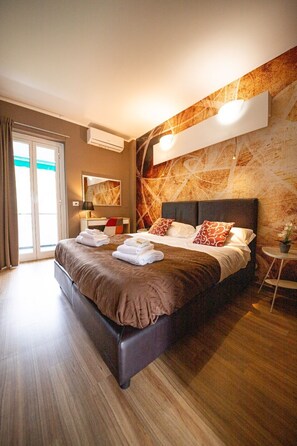 双人房或双床房 | 迷你吧、客房内保险箱、办公桌、遮光窗帘