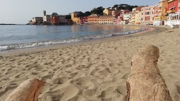 A sandy beach with buildings in the background. - Hotel Sereno (Sestri Levante)