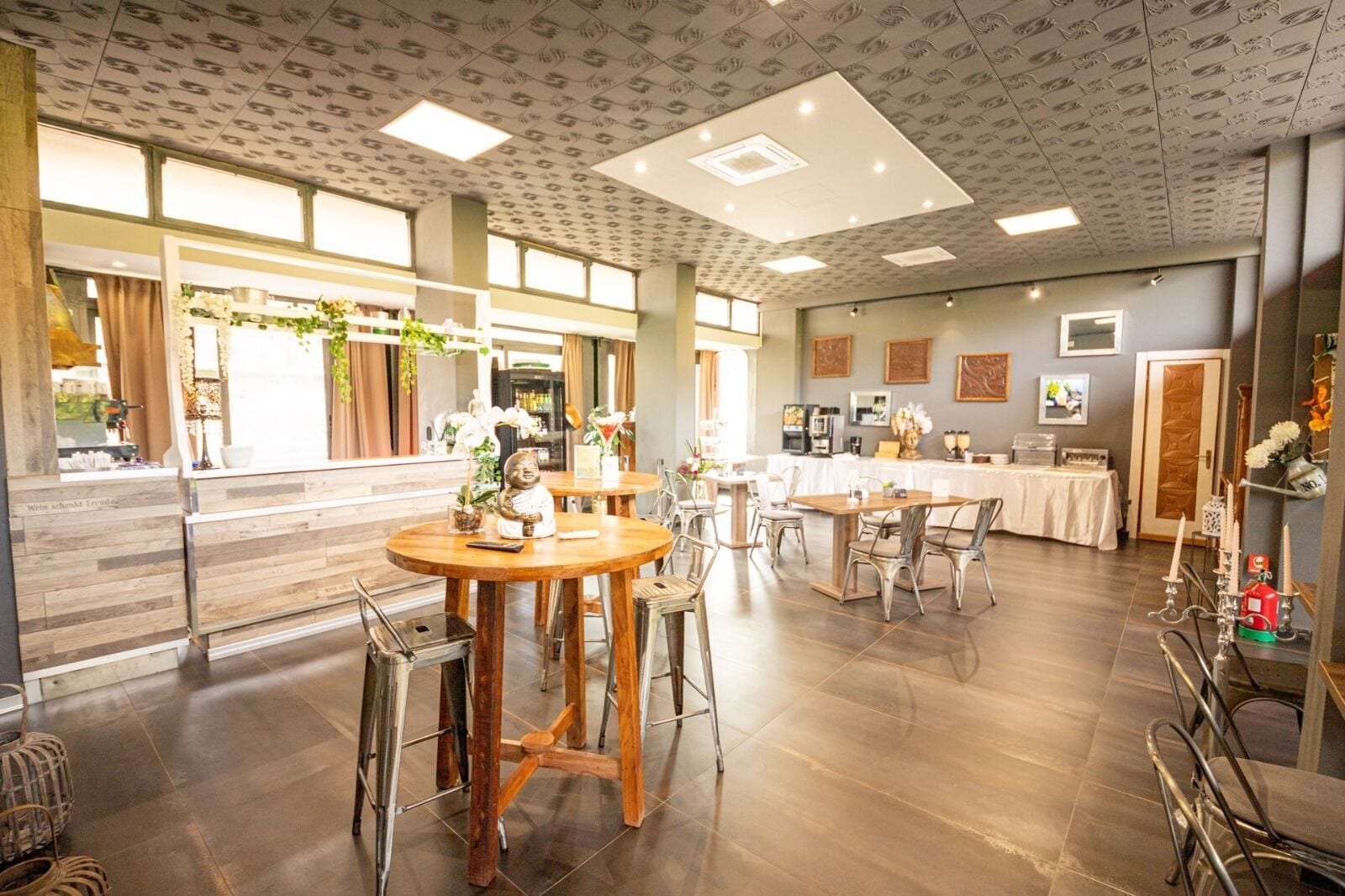 Kahden hengen huone (yksi tai kaksi sänkyä) | Oleskelualue | Televisio