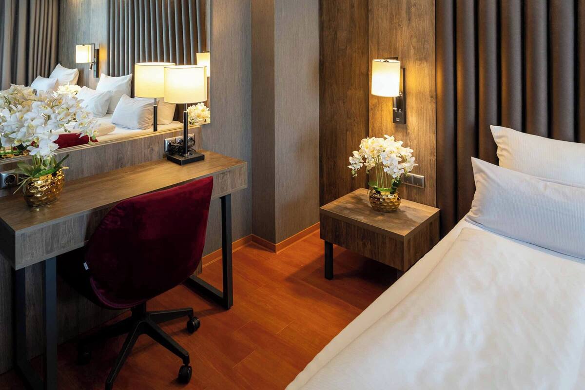 1 bedroom, hypo-allergenic bedding, in-room safe, desk