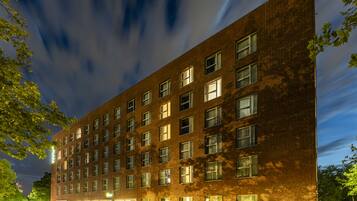 Fachada de la propiedad por la tarde o noche