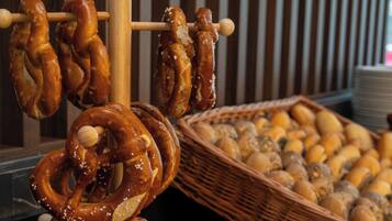 Brezel e grissini esposti su un porta snack e in un cesto.
