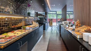 Desayuno buffet diario (EUR 15 por persona)