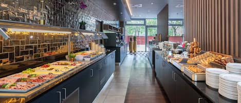 Petit déjeuner buffet (17 EUR par personne)