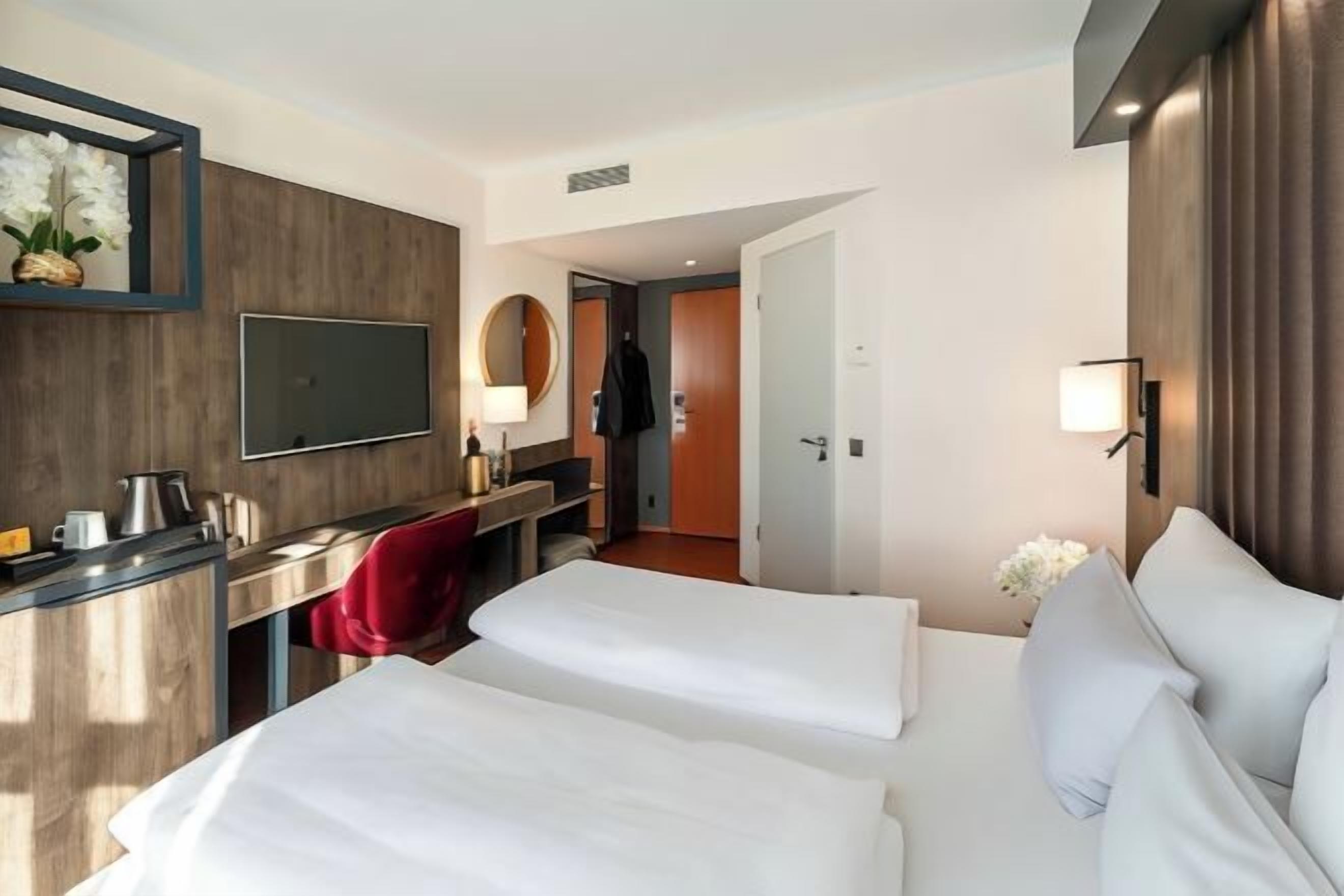 Hypo-allergenic bedding, in-room safe, desk, blackout curtains