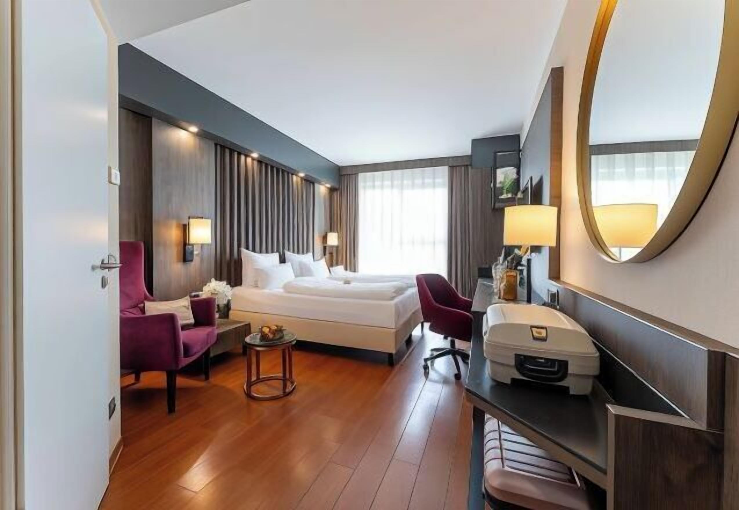 Hypo-allergenic bedding, in-room safe, desk, blackout curtains