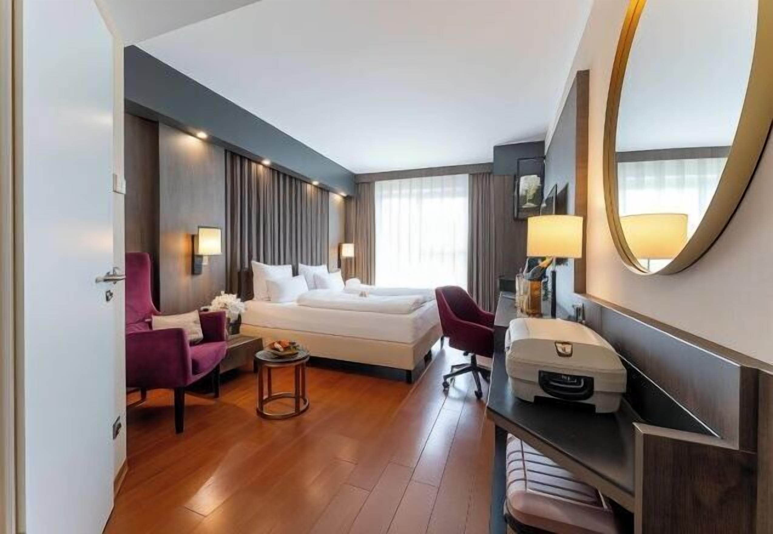 Hypo-allergenic bedding, in-room safe, desk, blackout curtains
