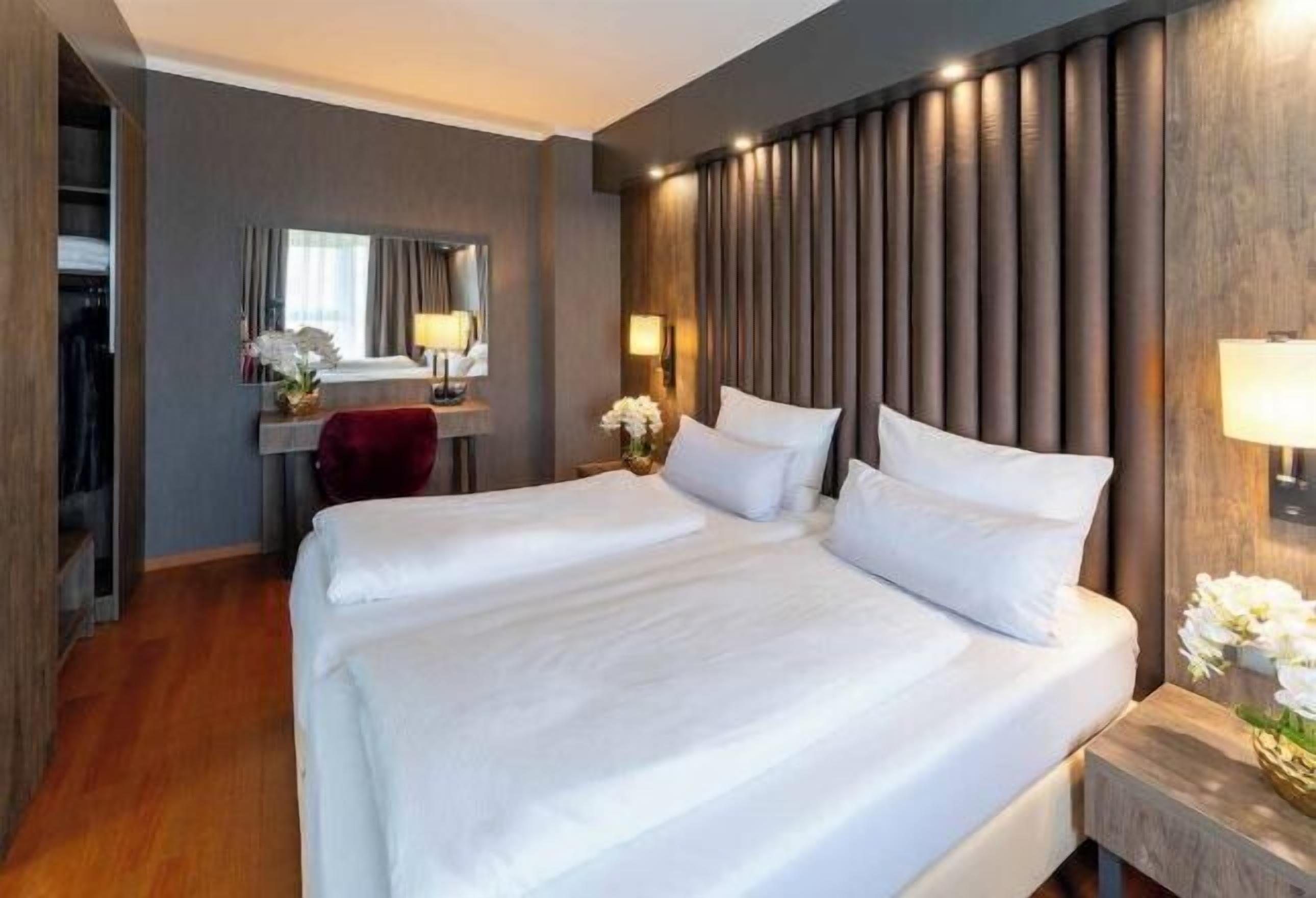 Hypo-allergenic bedding, in-room safe, desk, blackout curtains