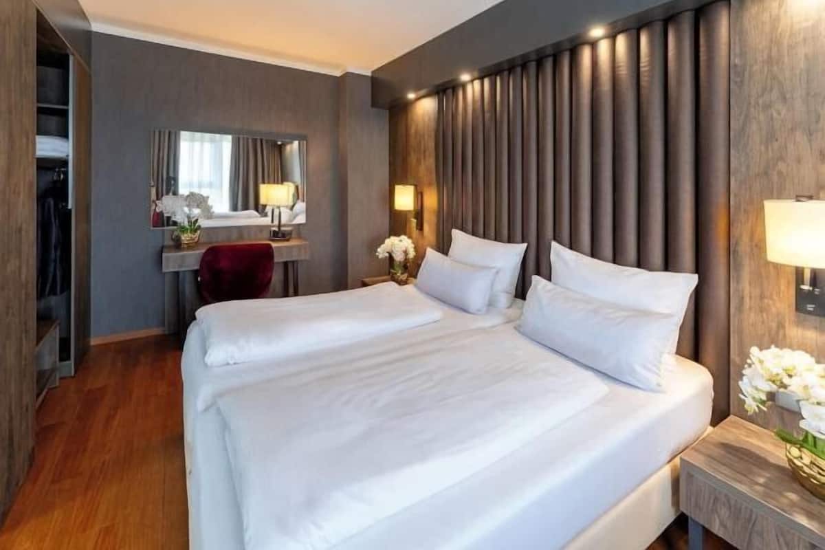 Hypo-allergenic bedding available, in-room safe, desk, blackout drapes