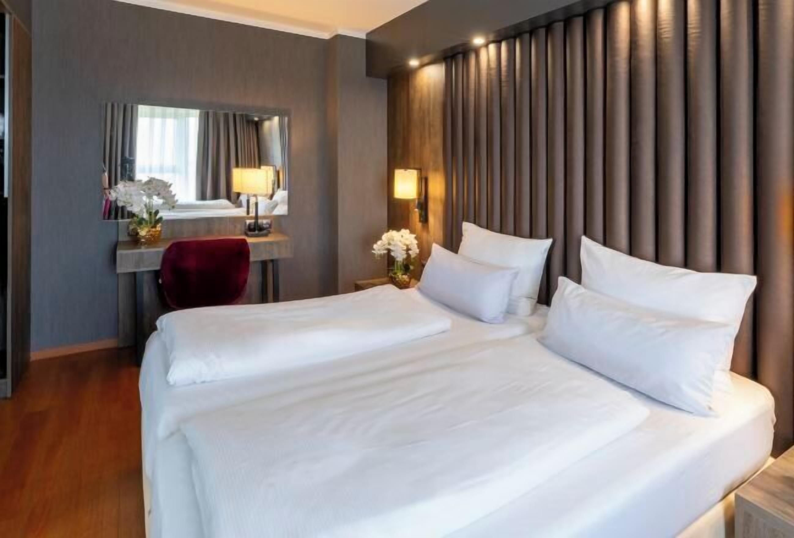 Hypo-allergenic bedding, in-room safe, desk, blackout curtains