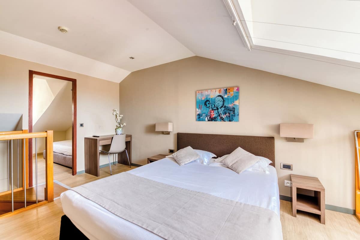 Duplex supĂ©rieur | Coffre-fort, bureau, systĂšme dâinsonorisation, fer et planche Ă repasser