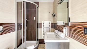 Superior Room | Bathroom | Shower, hair dryer, towels