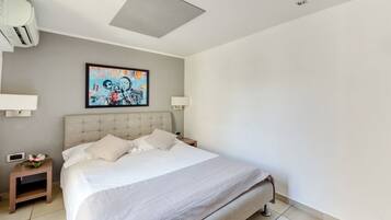 Classic Room | In-room safe, desk, soundproofing, iron/ironing board