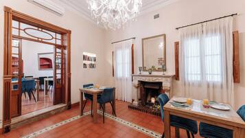 Se ofrece un desayuno completo (17 EUR por persona)