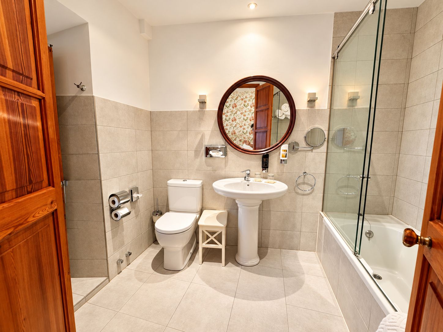 Un baño con inodoro, lavabo y bañera.