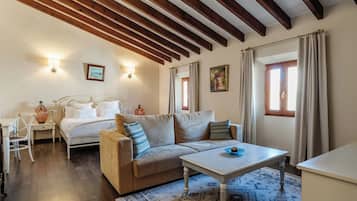 Junior studio suite (3 people) | Luxe beddengoed, donzen dekbedden, Select Comfort-bedden, een minibar