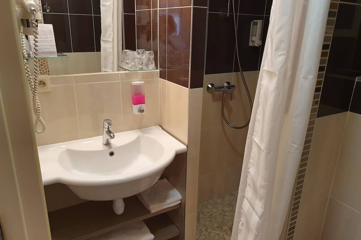 quadruple room | bathroom | free toiletries, hair dryer, towels