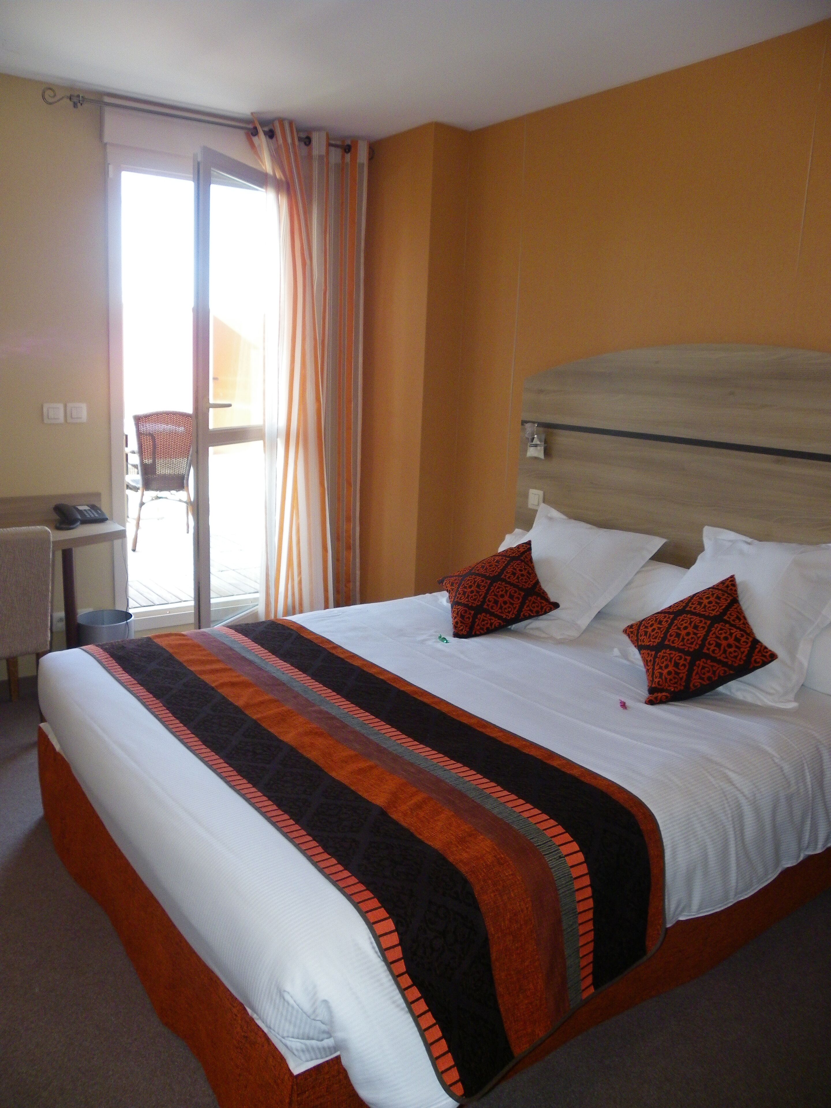 Een bureau, verduisterende gordijnen, geluiddichte muren