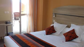 Een bureau, verduisterende gordijnen, geluiddichte muren