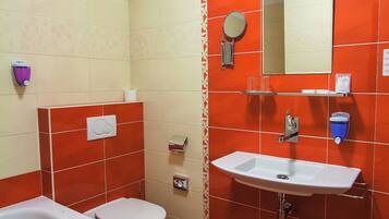 Un baño con bañera, inodoro y lavamanos.
