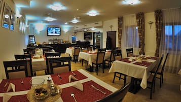 Daily buffet breakfast (CZK 150 per person)